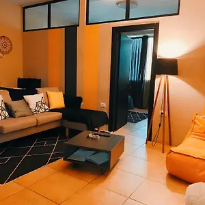 Amazona , Tirana Albania